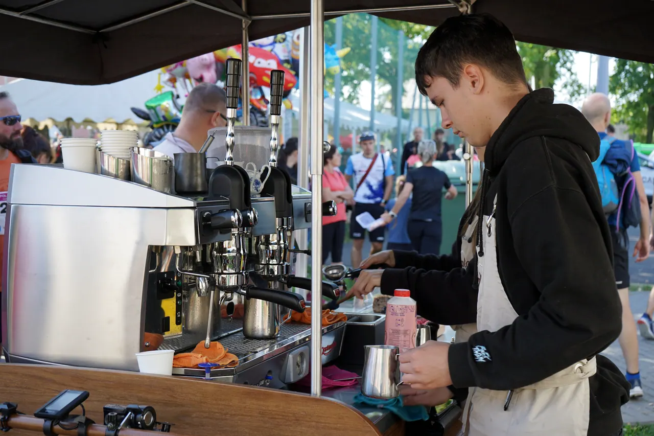 Barista vaří kávu pro hosty na večerní akci