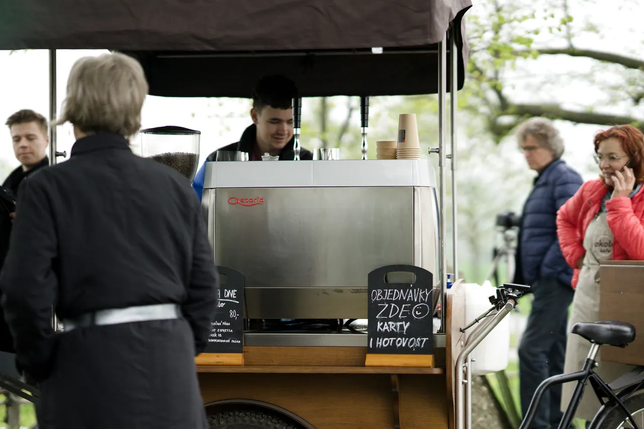 Coffee bike v parku připravený k obsluze hostů