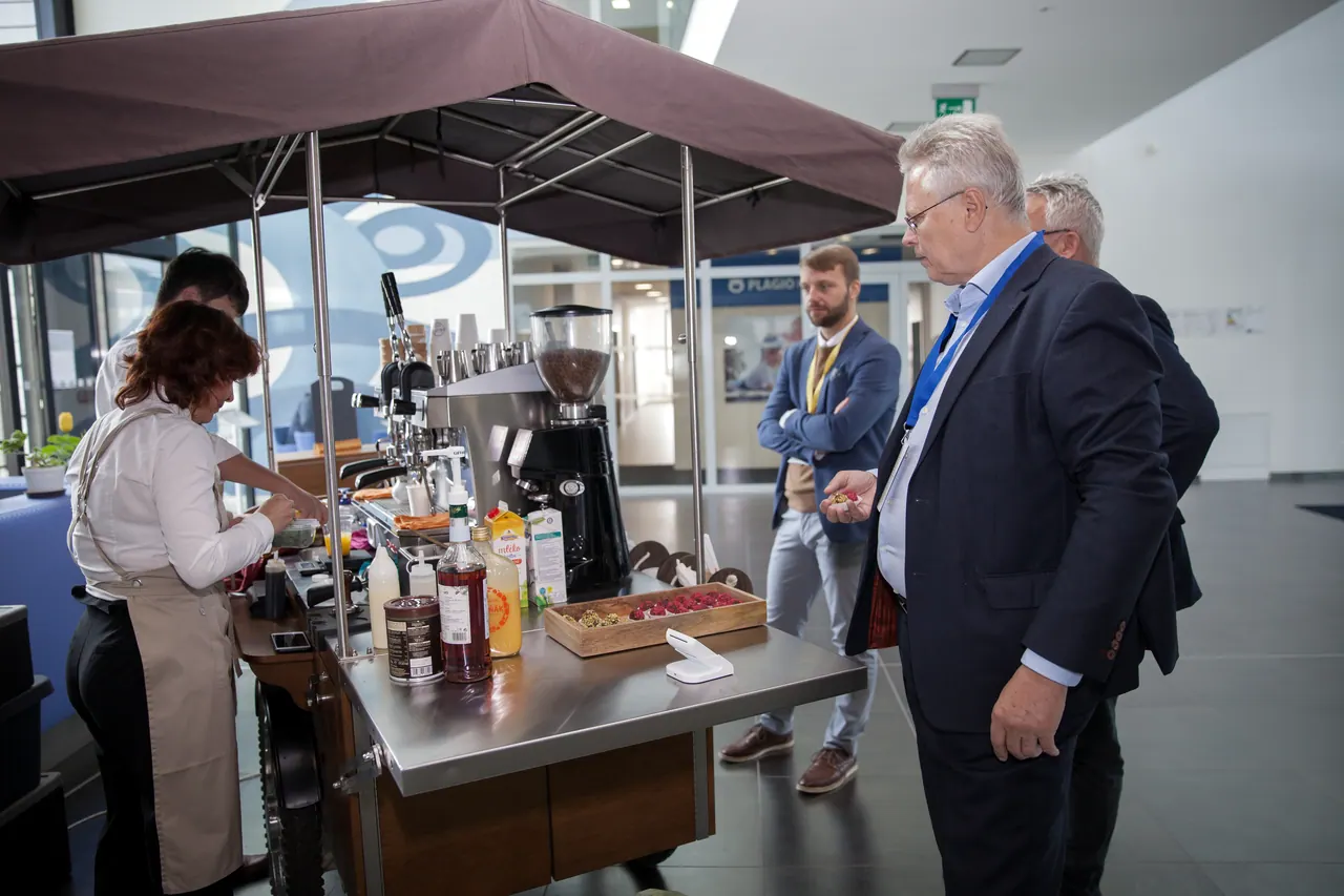 Coffee bike postavený uvnitř budovy během firemní akce