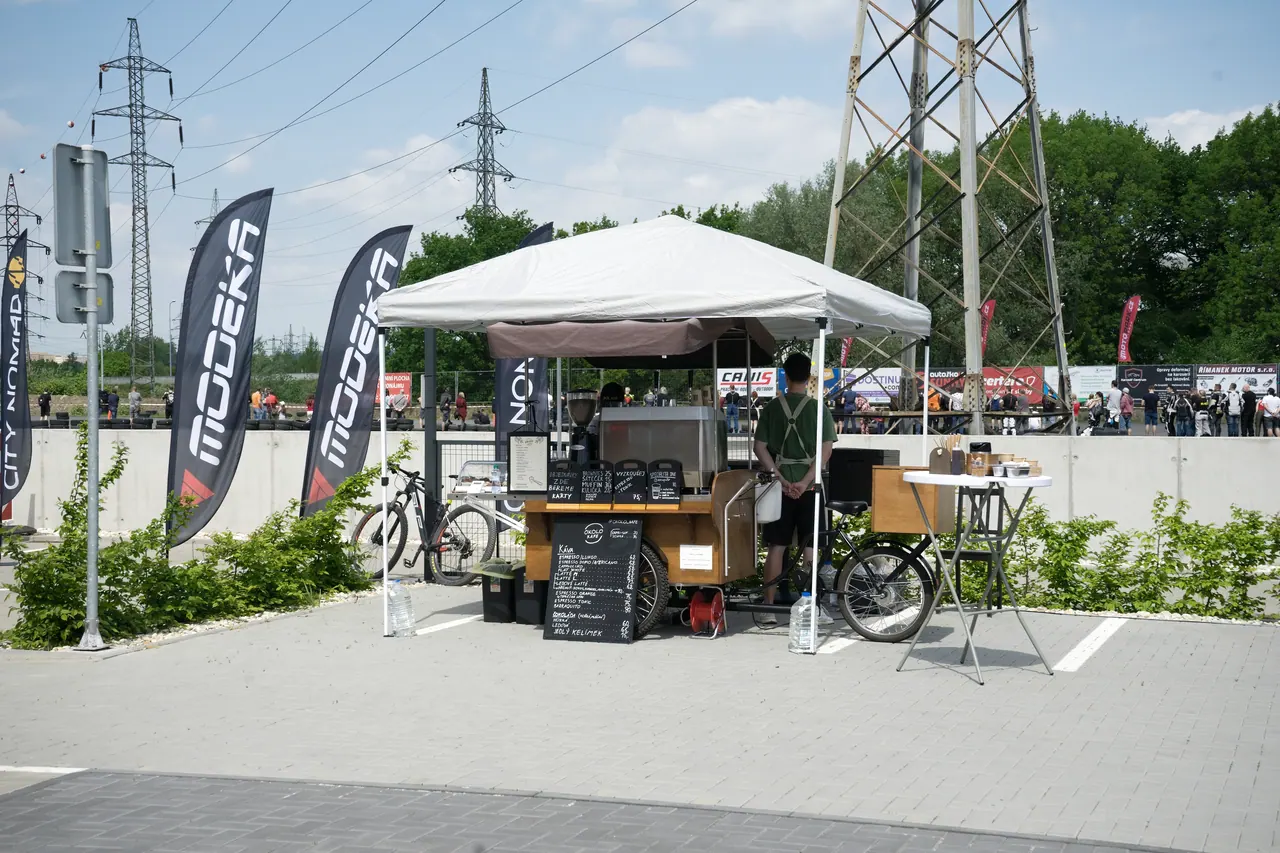 Coffee bike na venkovní firemní akci s vlajkami