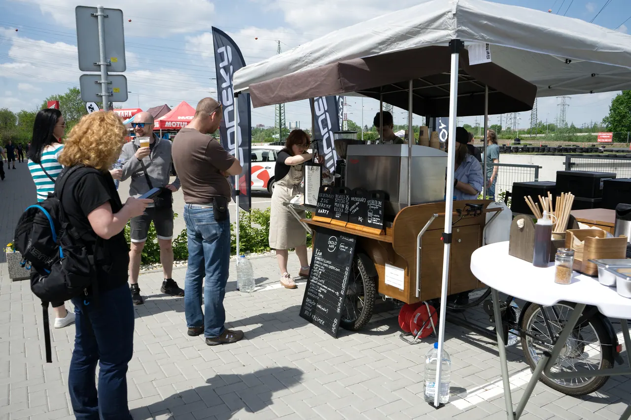 Obsluha hostů u coffee biku na venkovní firemní akci