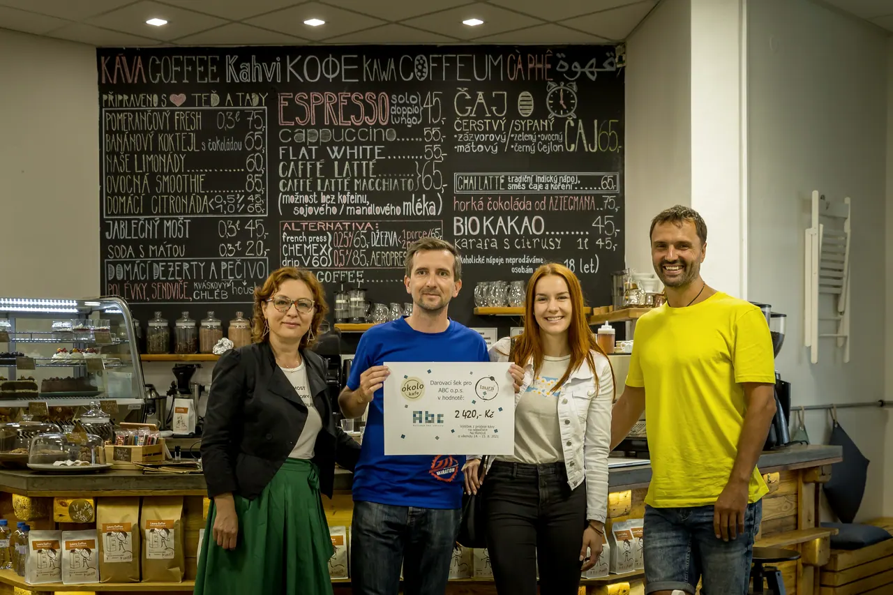 Předávání příspěvku od Okolo Kafe zástupcům podpořeného projektu