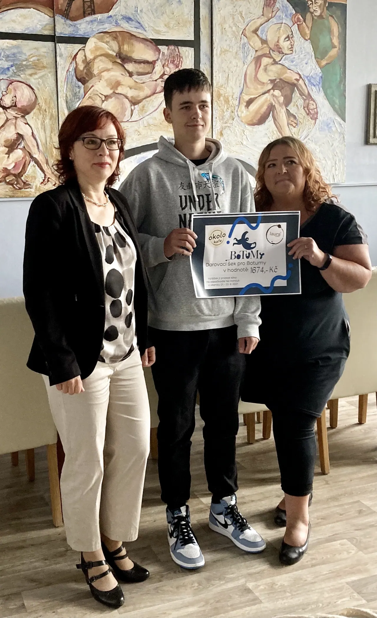 Společná fotka z předávání příspěvku podpořenému projektu